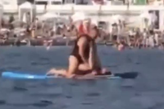 Полиция Сочи разыскивает туристов, которые занимались сексом на сапборде в море