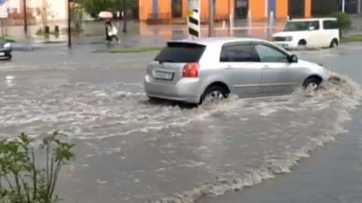 После сильного дождя в Ачинске затопило дороги