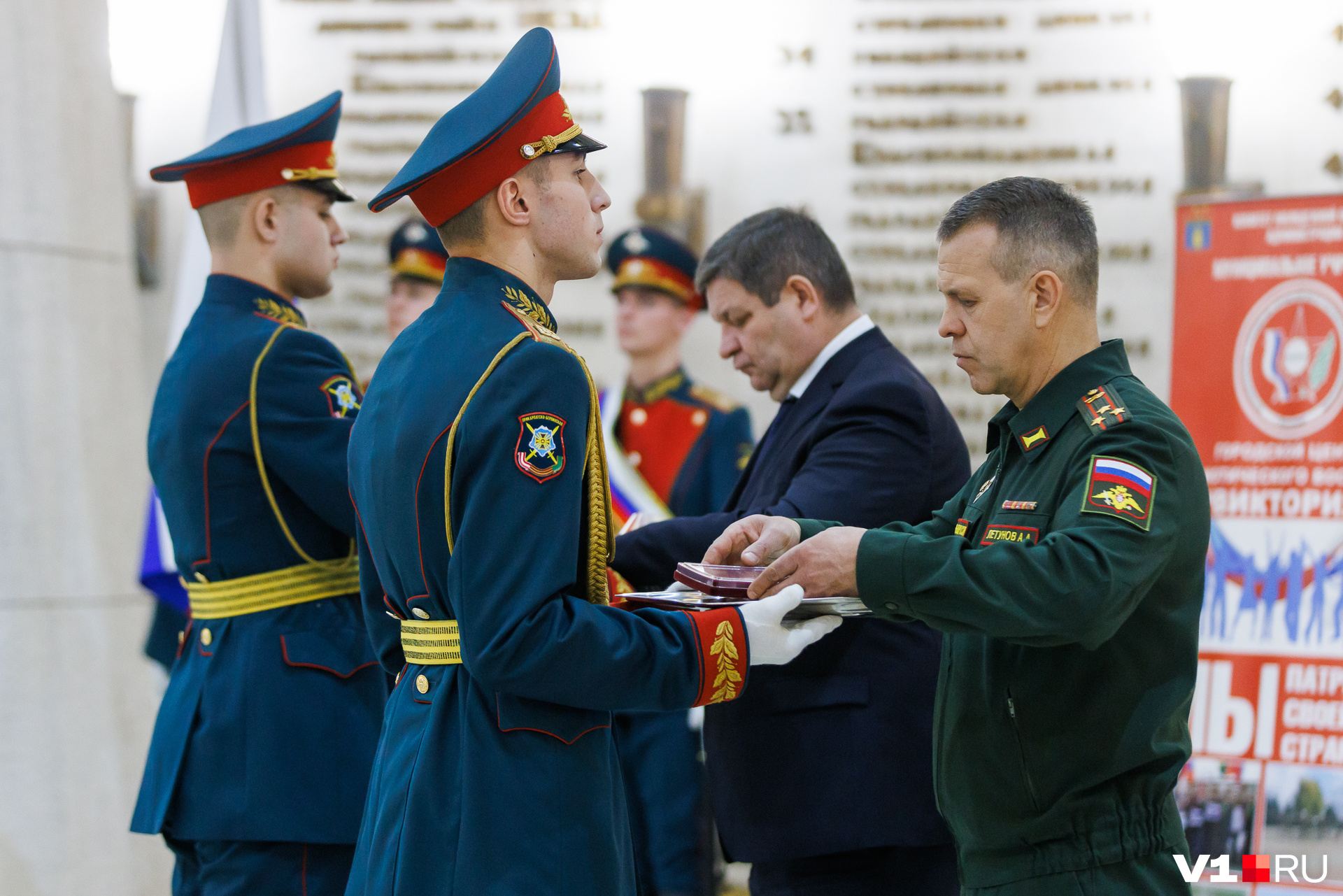 Военный комиссар передал награды родным погибших военных