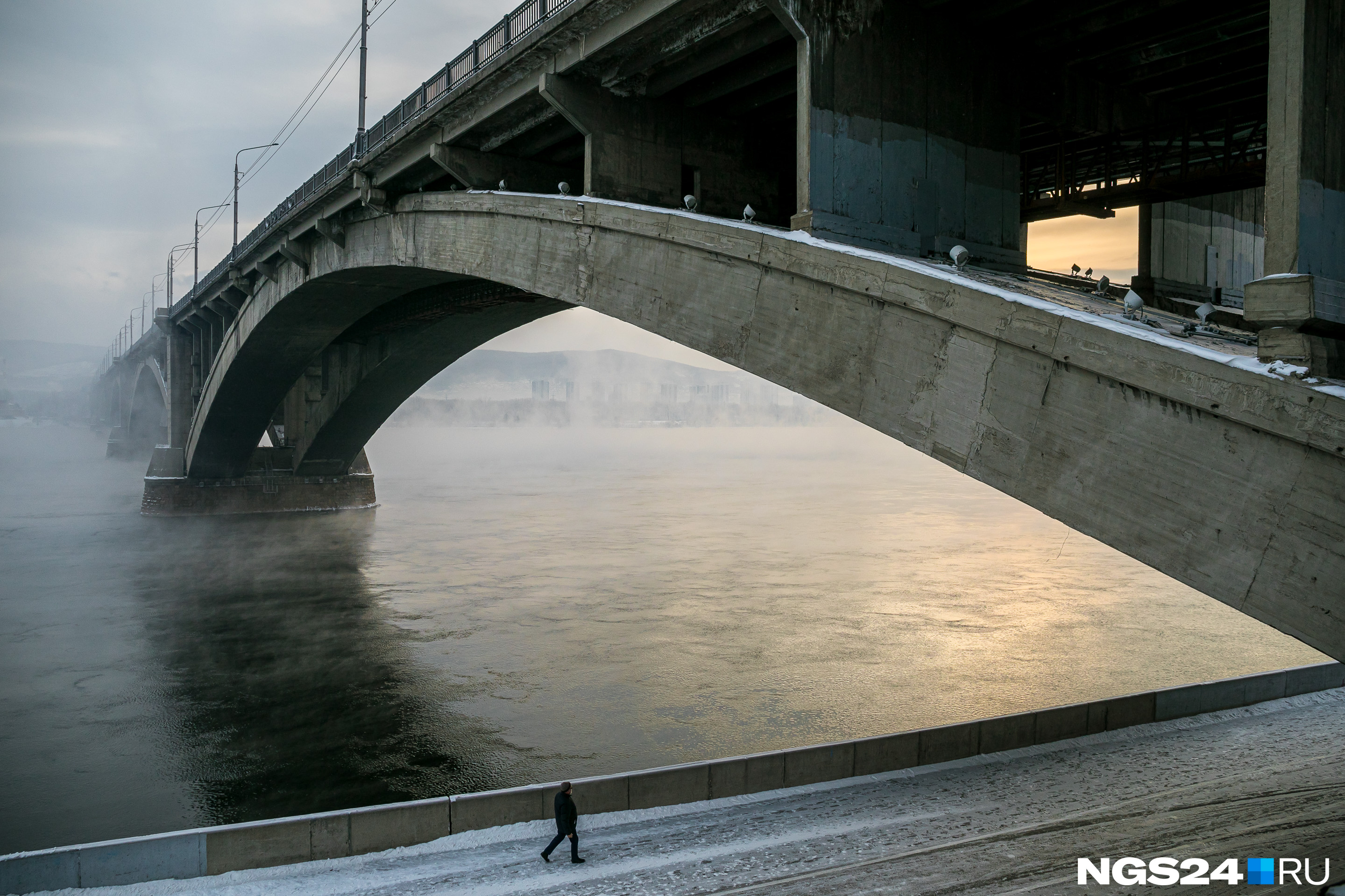 Житель Красноярска спас женщину на Коммунальном мосту — она едва не упала в воду