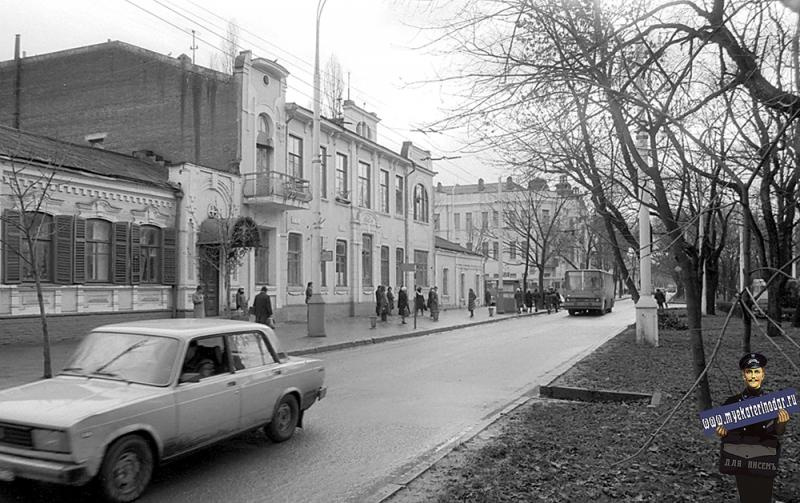 Улица Красная от Северной до Хакурате. Бывший корпус КубГТУ сейчас сильно обветшал и закрыт забором Улица Красная от Северной до Хакурате. Бывший корпус КубГТУ сейчас сильно обветшал и закрыт забором