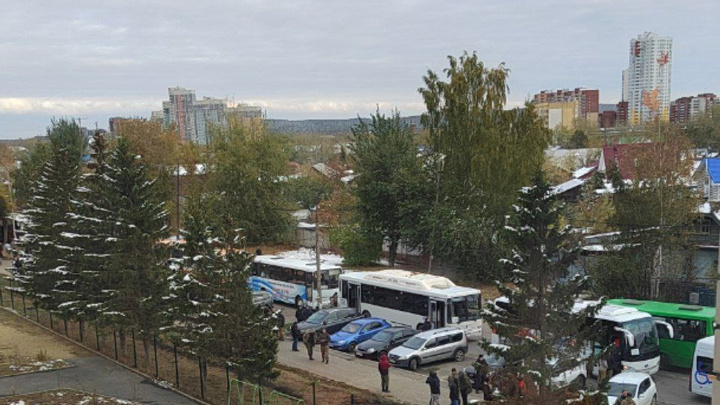 «Ждут по 4 часа в автобусах»: у военного городка в Екатеринбурге выросла пробка из мобилизованных