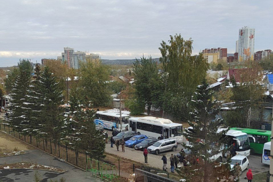 «Ждут по 4 часа в автобусах»: у военного городка в Екатеринбурге выросла пробка из мобилизованных