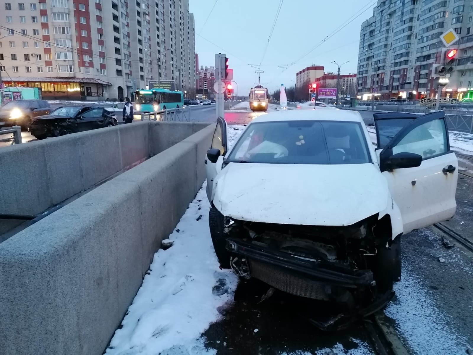 Пешеходный переход на Савушкина, где раньше машины улетали под землю, снова  подвергся атаке - 7 апреля 2022 - ФОНТАНКА.ру