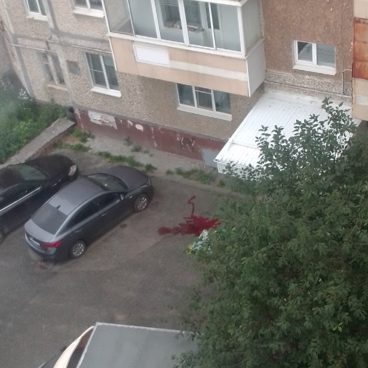 Мужчина выпавший из окна сегодня. Вид на город из окна многоэтажки.