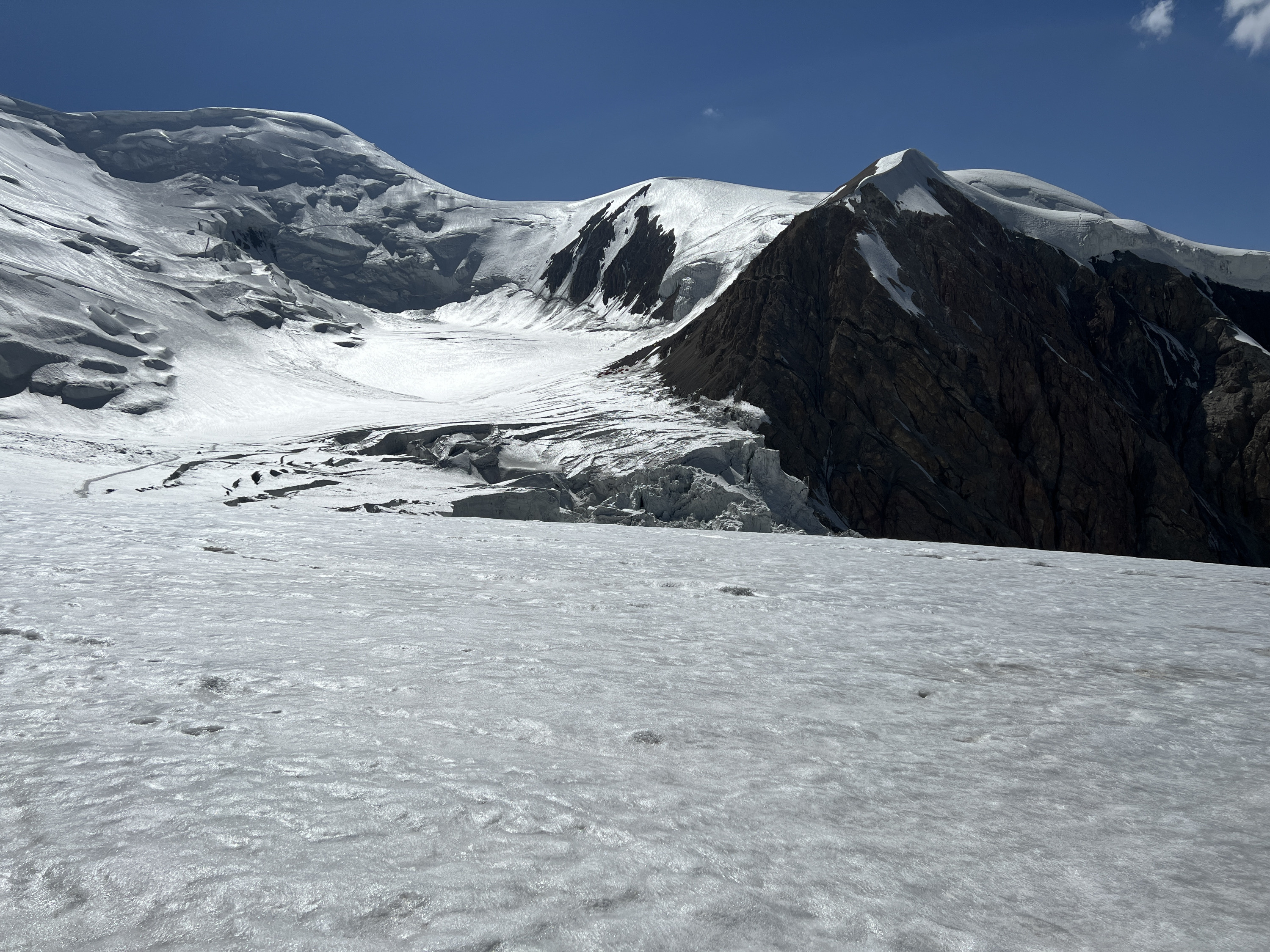 альпинист фото. пик ленина. пик. пик ленина трагедия 2022. пик ленина погибшие альпинисты.
