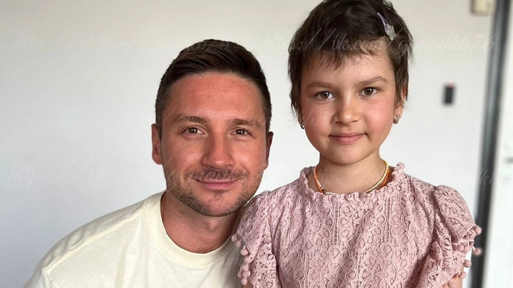 «Мечтала с ним познакомиться»: Сергей Лазарев встретился в Ярославле с 6-летней Асией, больной раком