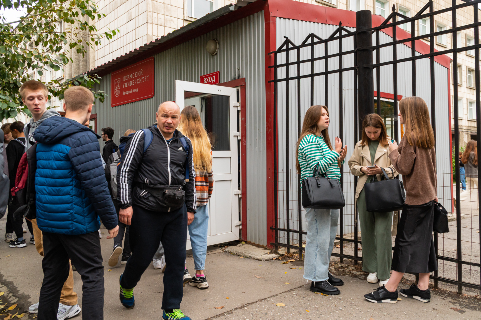 Возле Западного входа на территорию ПГНИУ много студентов Возле Западного входа на территорию ПГНИУ много студентов