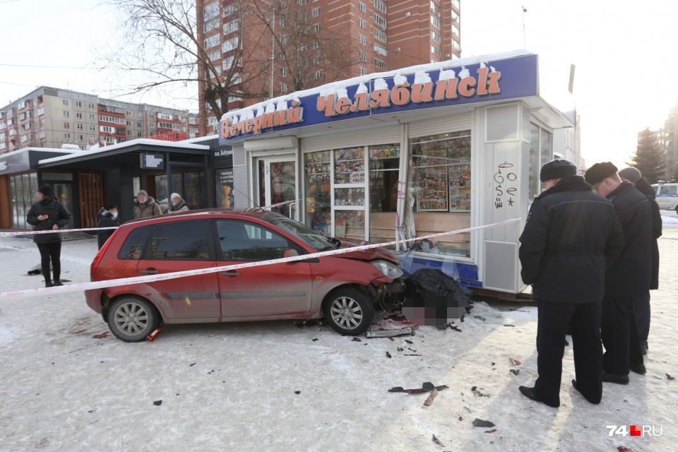 Девятнадцатилетний водитель вылетел на остановку в Челябинске и впечатал пешехода в киоск