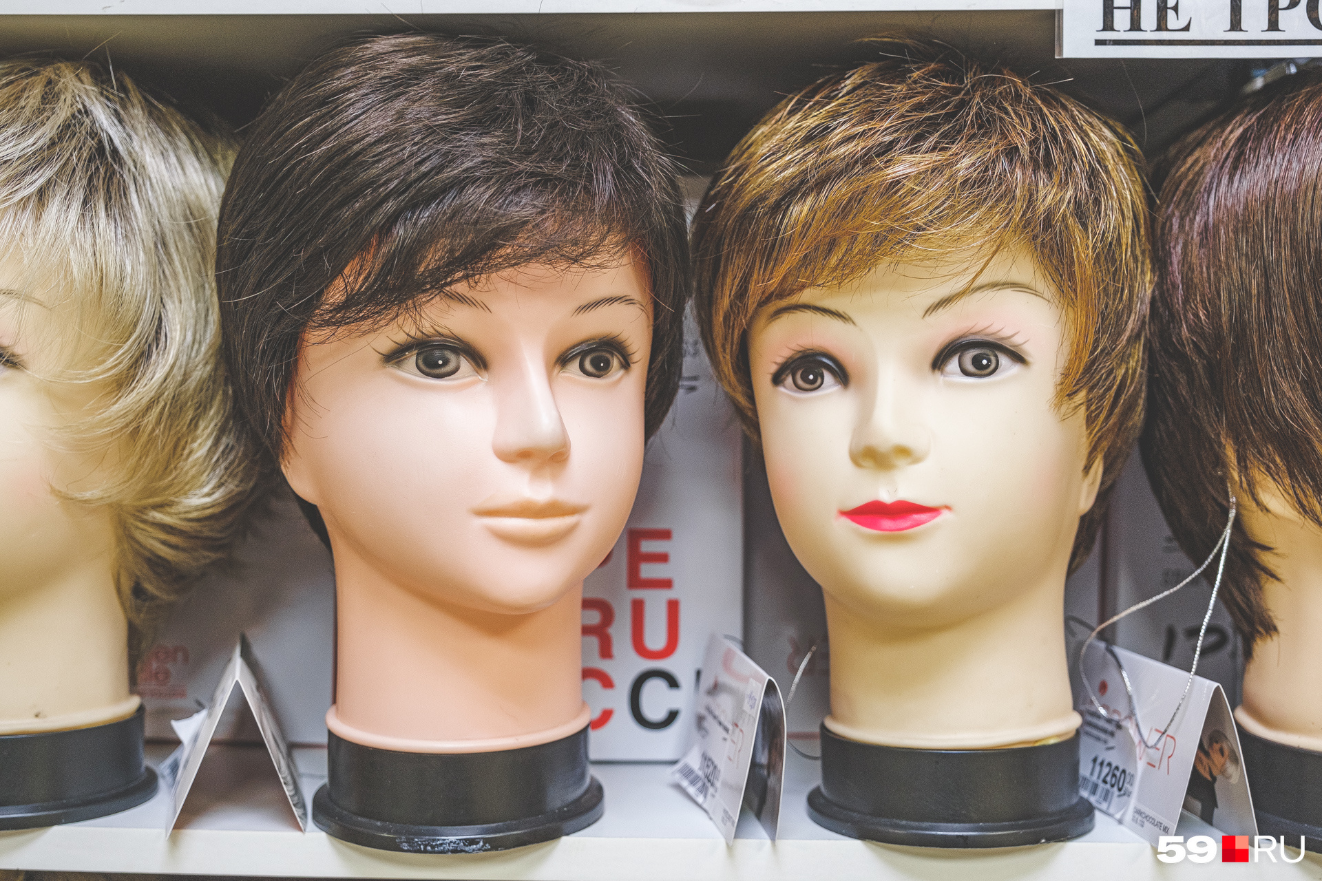 Пример того, как одна и та же модель парика смотрится по-разному благодаря отличающемуся цвету волос