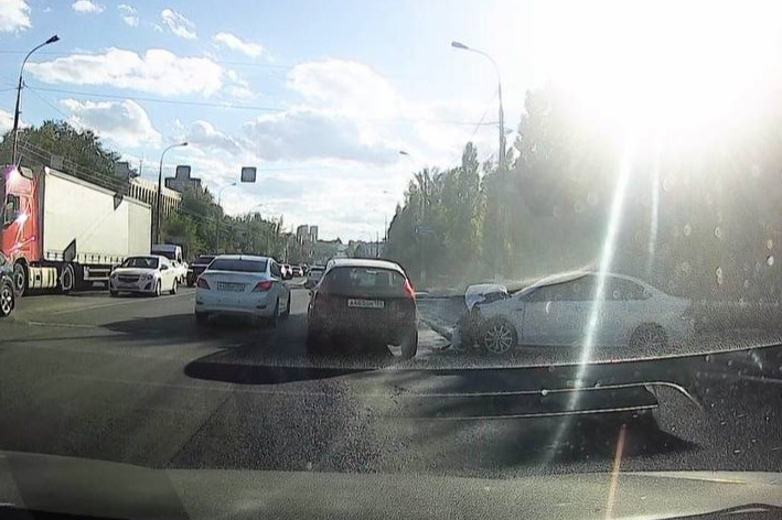 У легковушки практически полностью уничтожен моторный отсек У легковушки практически полностью уничтожен моторный отсек