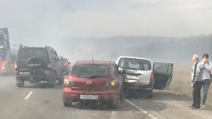 На трассе в Кузбассе столкнулись 6 автомобилей из-за горящей травы: в МВД рассказали подробности