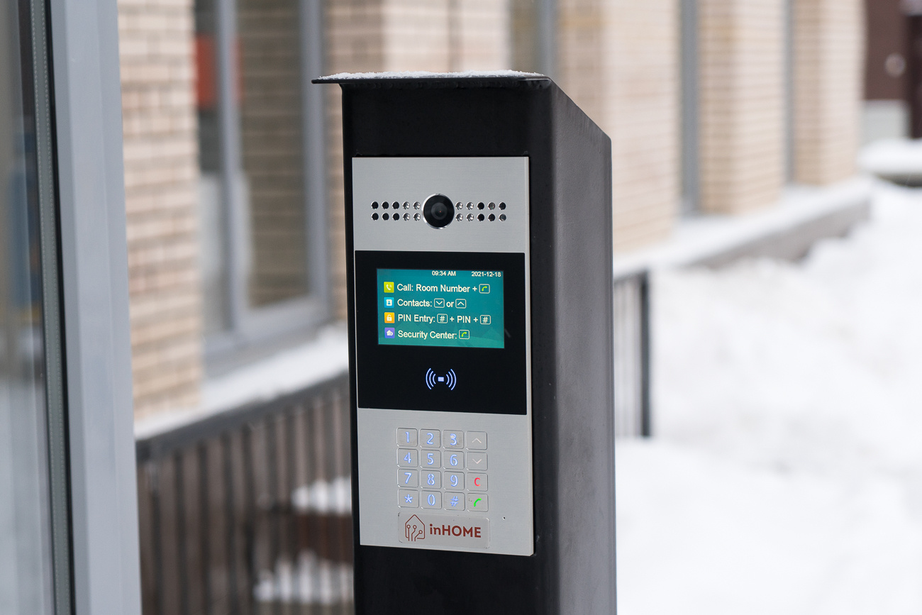 Девелопер внедряет на своих домах умную систему inHome. Например, в нее входят IP-домофоны с интерактивным многофункциональным экраном, которые есть в каждой квартире Девелопер внедряет на своих домах умную систему inHome. Например, в нее входят IP-домофоны с интерактивным многофункциональным экраном, которые есть в каждой квартире