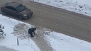 В соцсети попало видео, где жительница Ярославля с ломом и лопатой сама чистит тротуар