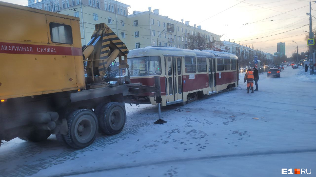 «Вывернуло задний каток». На проспекте Ленина встали трамваи из-за ДТП