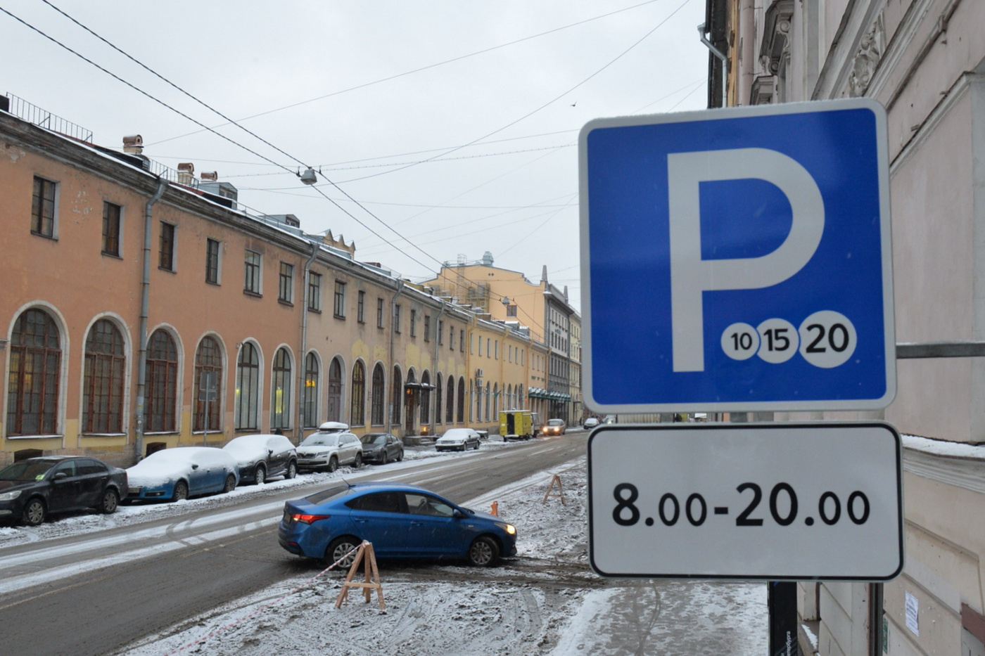 зона платной парковки в санкт-петербурге. платный паркинг. знак платной парковки. платные парковки в спб на новогодние праздники. пеший инспектор платные парковки.