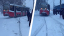 Трамвай <nobr class="_">№ 13</nobr> поехал в разные стороны в Новосибирске — странное движение транспорта попало на видео