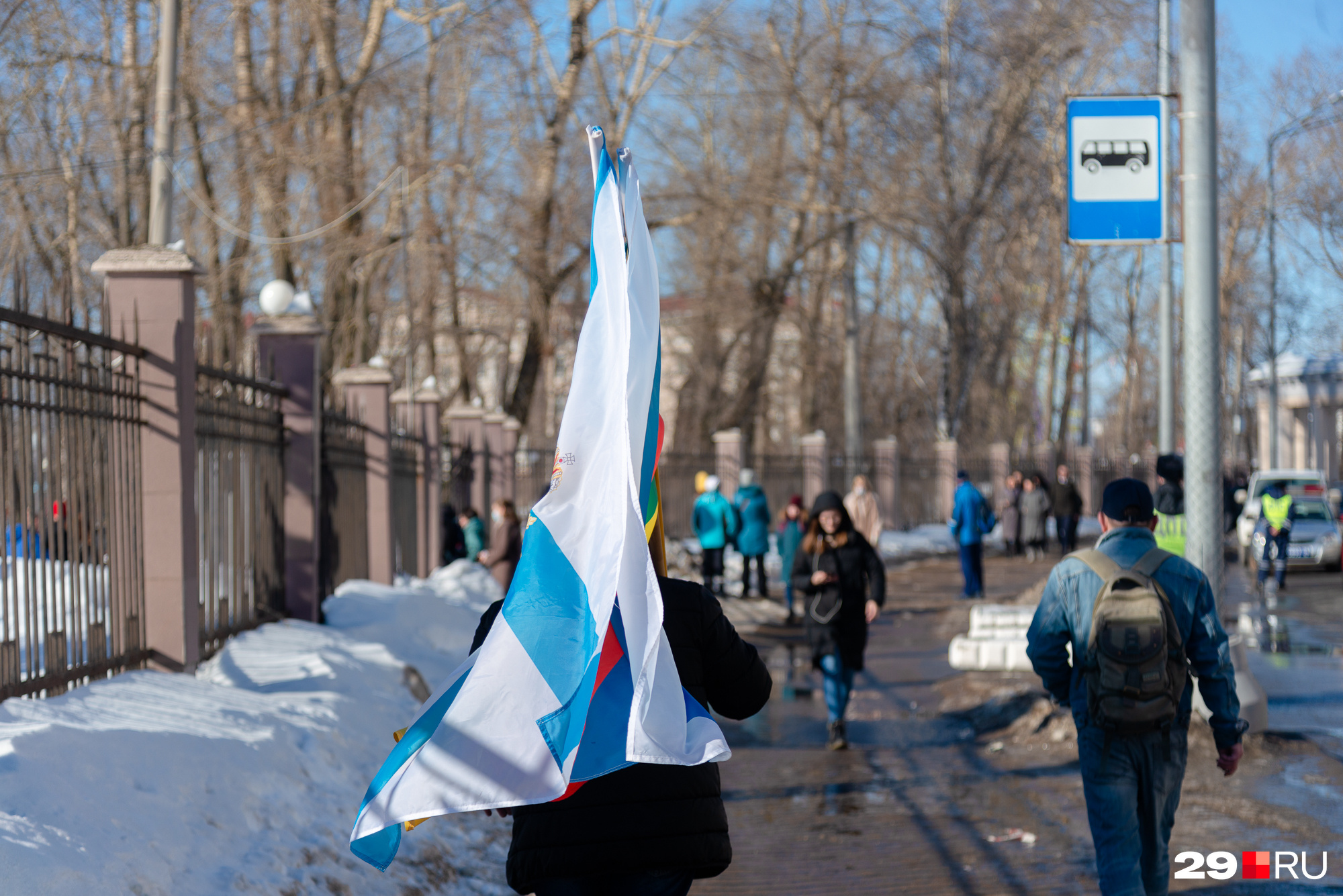 Еще один человек с флагом, на этот раз  Архангельской области