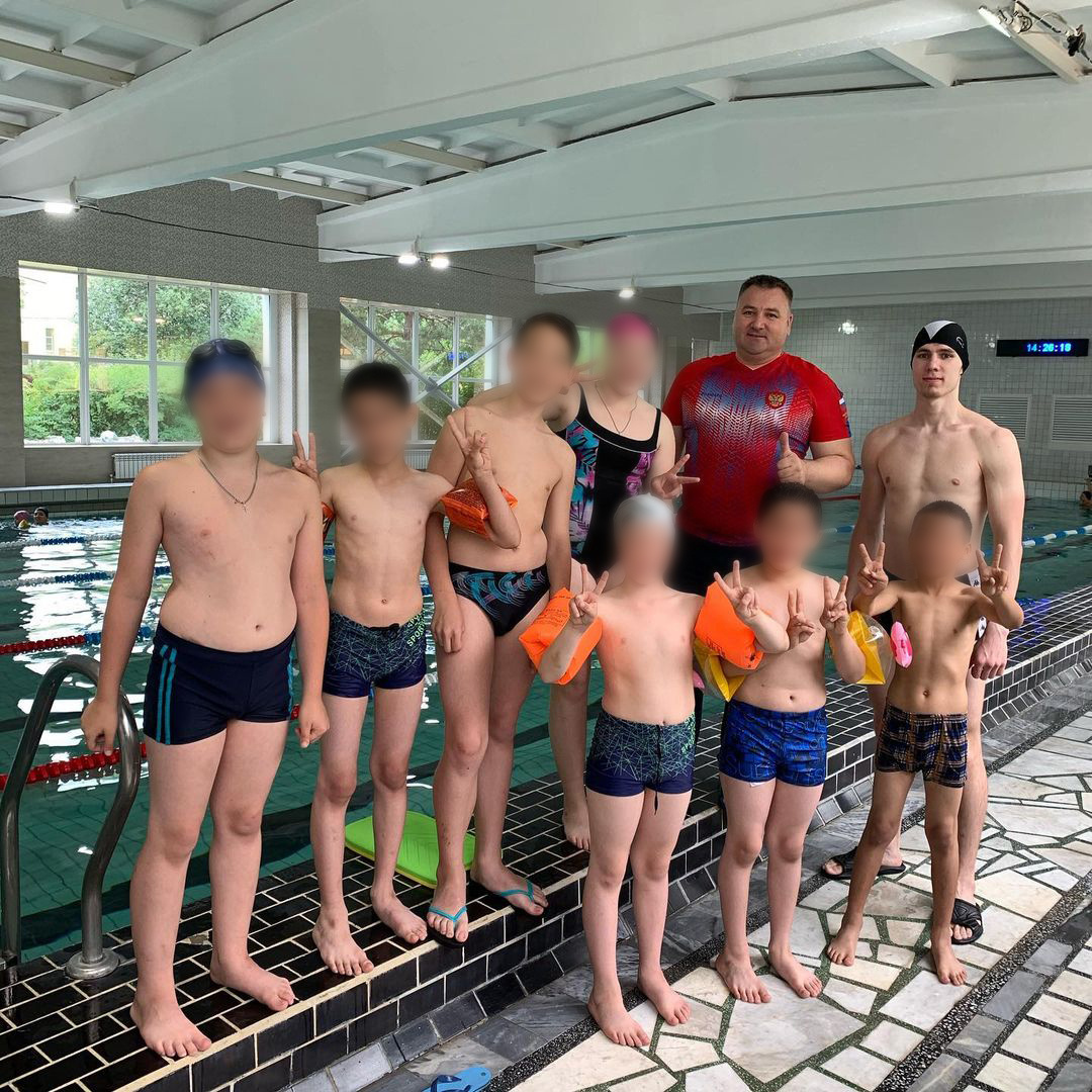 Есть в аккаунтах Горюнова фото вместе с отцом и с детьми из бассейна