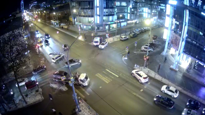 Камера видеонаблюдения сняла, как скорая протаранила Volvo в центре Екатеринбурга