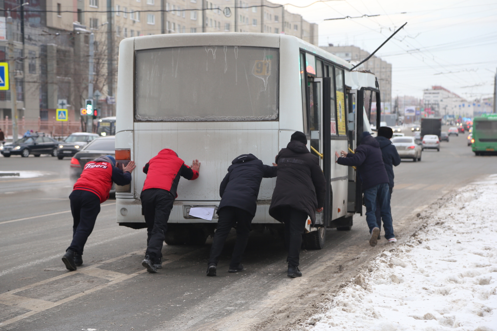 Автобус пришлось толкать за остановку Автобус пришлось толкать за остановку