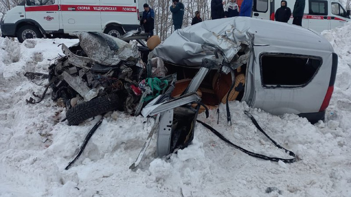 Водитель умер, пассажиры — в больнице: на трассе в Башкирии столкнулись «Ларгус» и КАМАЗ