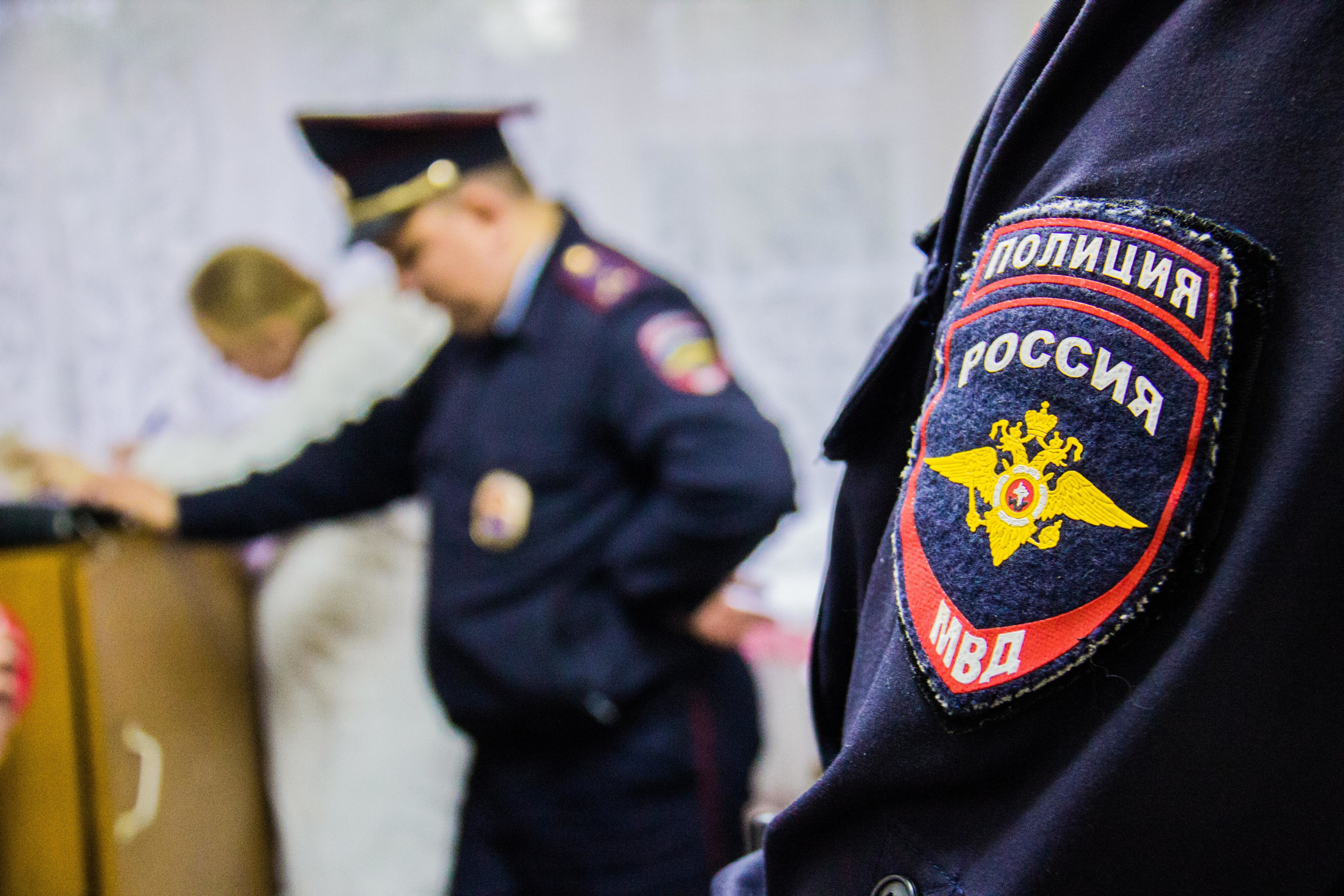 Начальника отдела по борьбе с коррупцией УМВД Новосибирска Андрея Хомина увезли на допрос после обысков