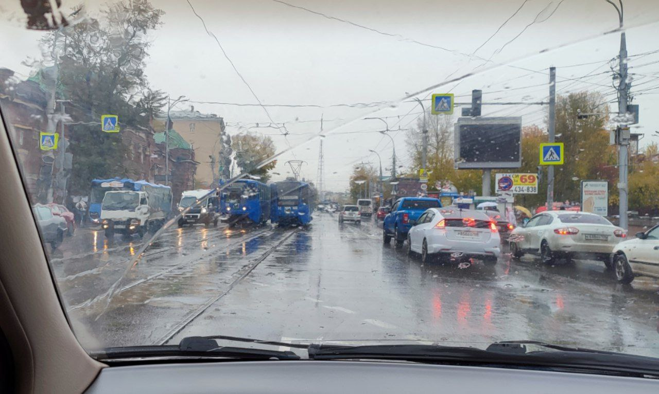 В центре Иркутска выключился свет, движение троллейбуса и трамвая остановлено