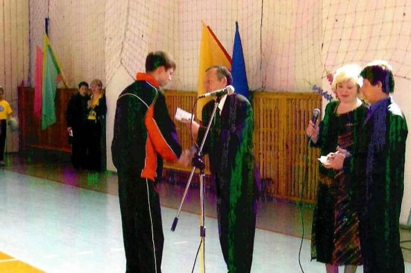 В том же 2007 году Равиль Гениатулин вручил Дмитрию удостоверение <nobr class="_">1-го</nobr> разряда В том же 2007 году Равиль Гениатулин вручил Дмитрию удостоверение <nobr class="_">1-го</nobr> разряда
