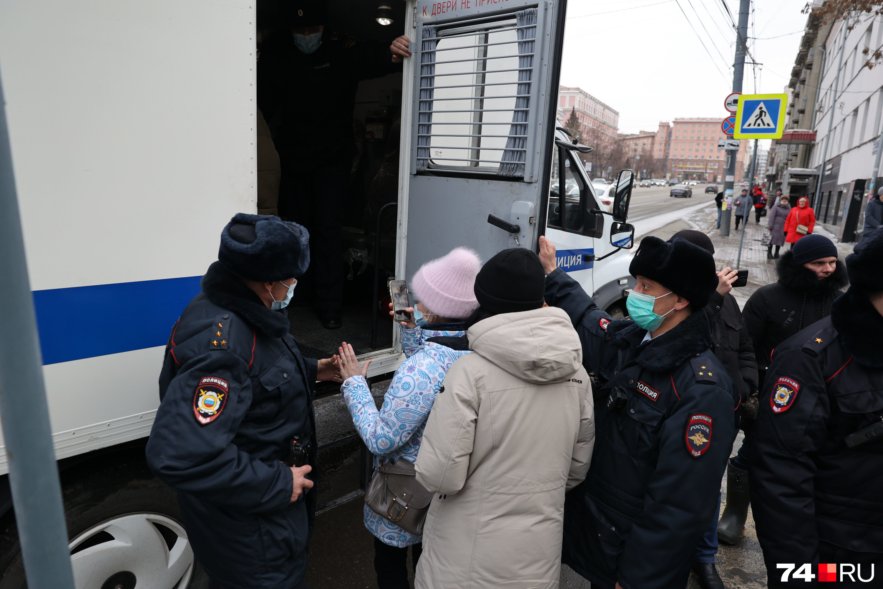 И даже подали руку И даже подали руку