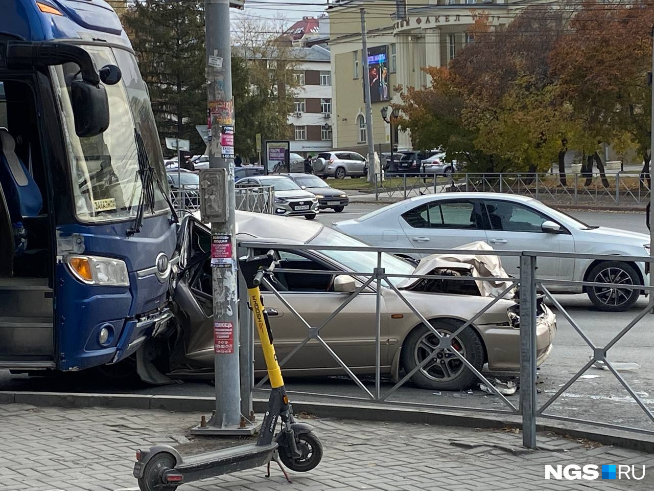 Массовое ДТП на Ленина: легковой автомобиль оказался под автобусом