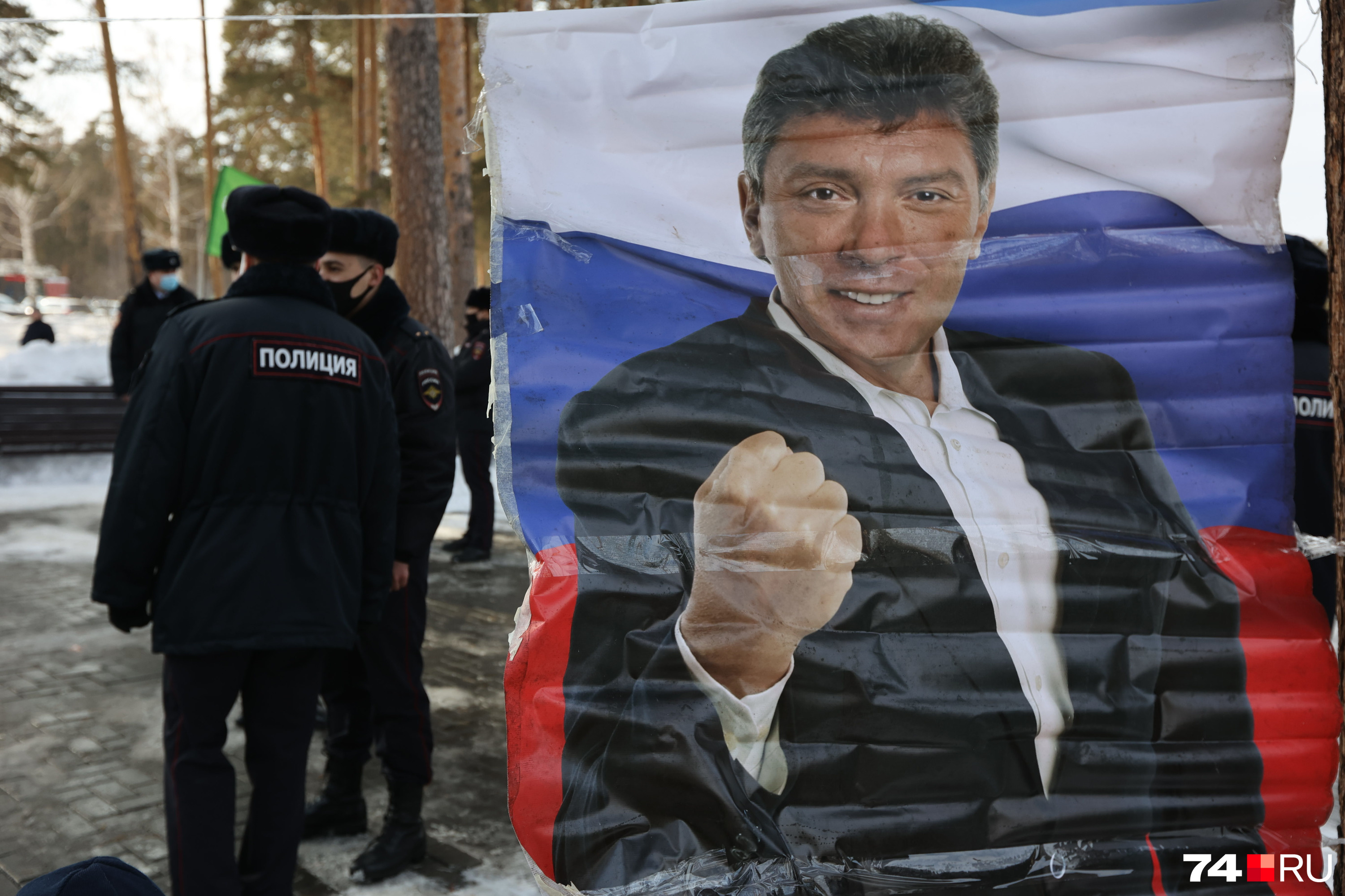 Организатор акции напомнил собравшимся, что Борис Немцов в начале политической карьеры собирал подписи против военной спецоперации и выступал за мир Организатор акции напомнил собравшимся, что Борис Немцов в начале политической карьеры собирал подписи против военной спецоперации и выступал за мир
