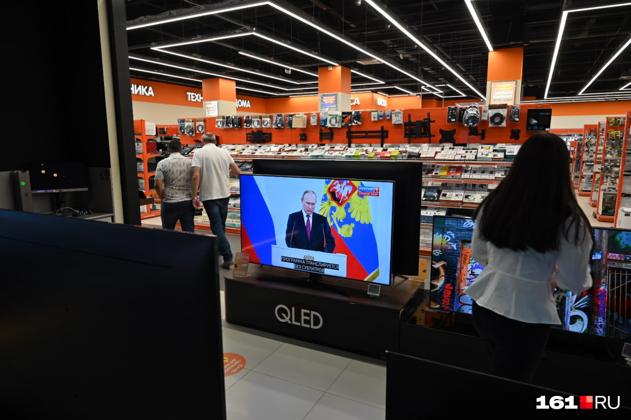 Впрочем, некоторым покупателям было не до этого Впрочем, некоторым покупателям было не до этого