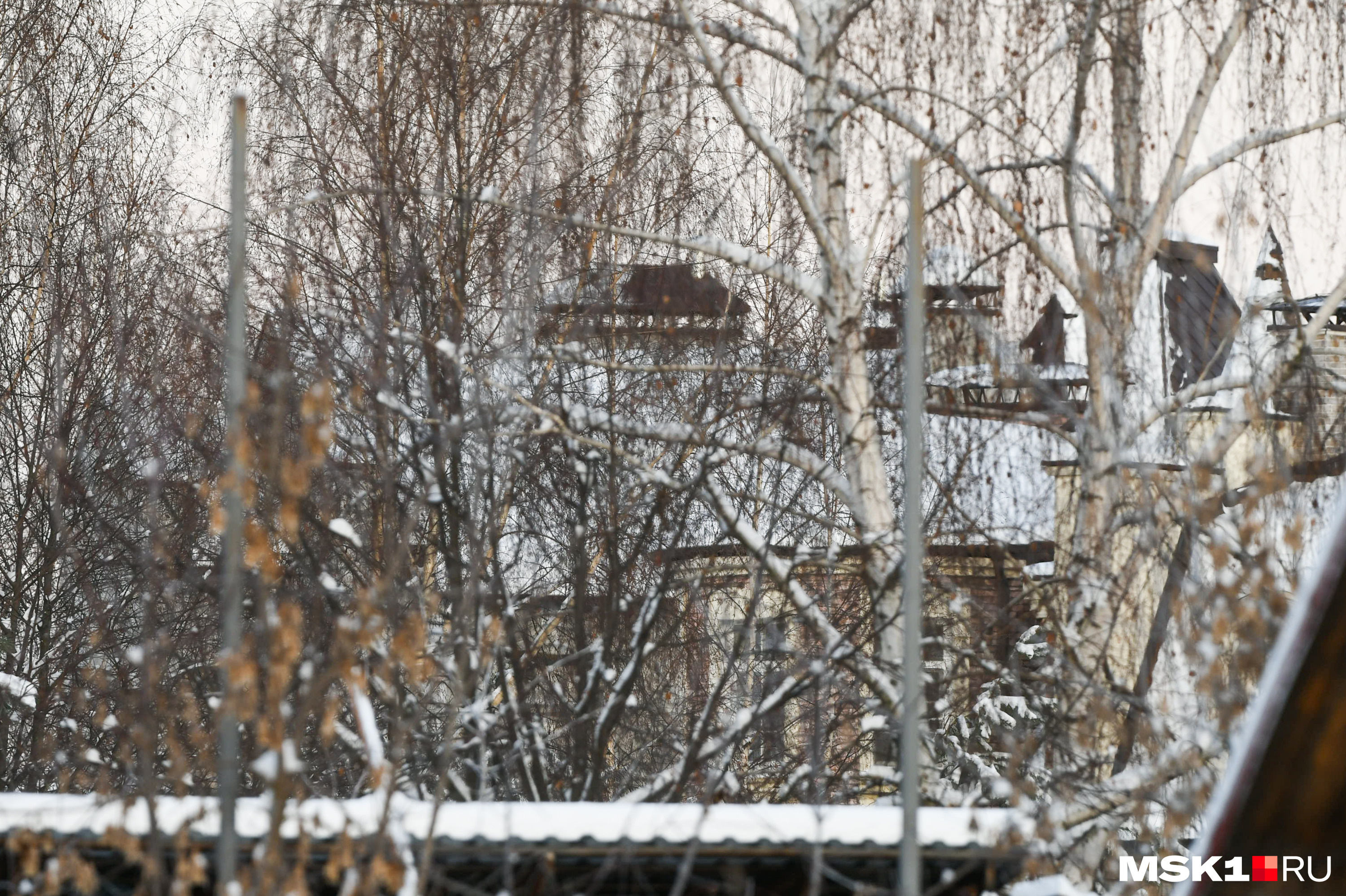 Разглядеть дом Харламова и Асмус поближе нельзя: поселок огорожен высоким забором, а внутрь не пускают