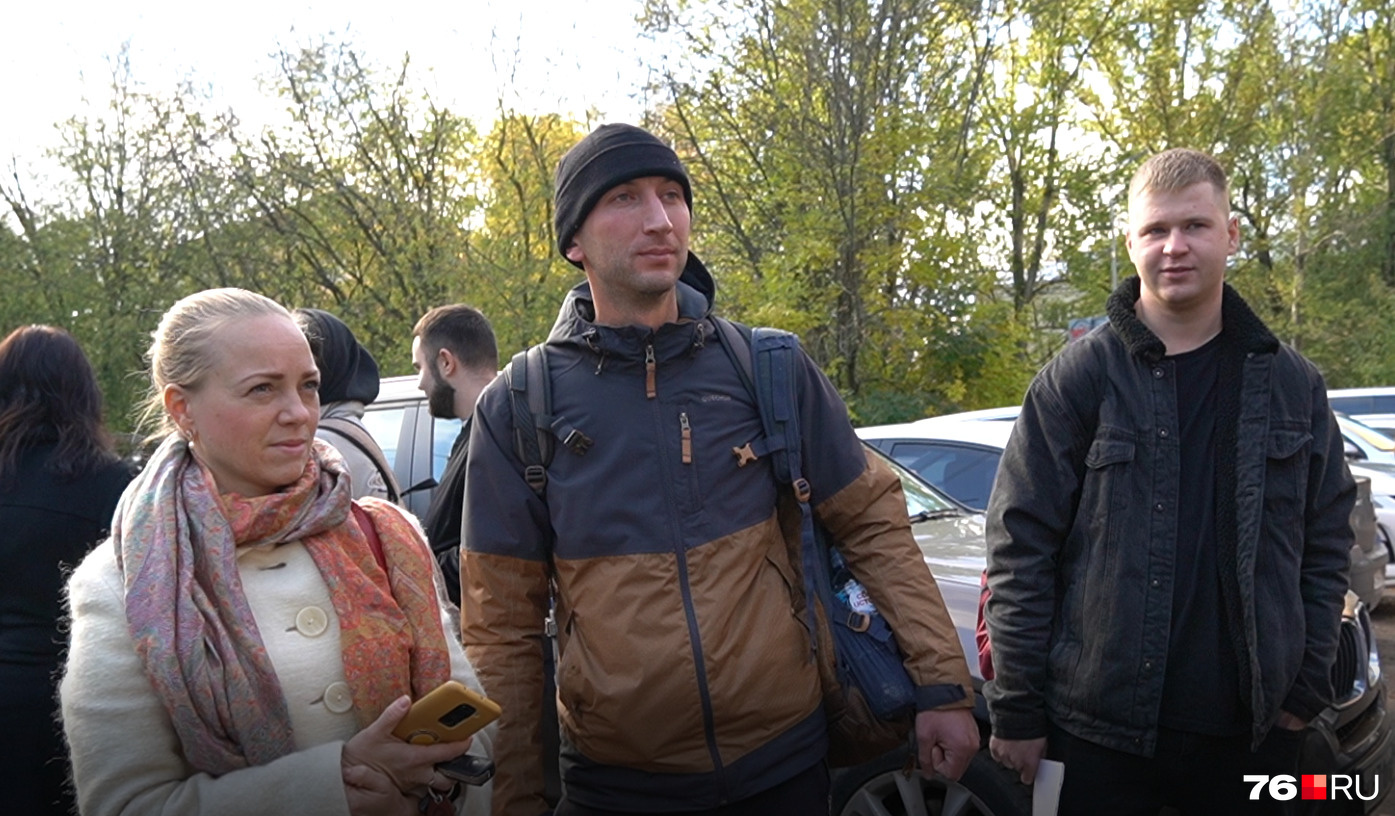 Компания молодых людей высказалась о происходящем Компания молодых людей высказалась о происходящем