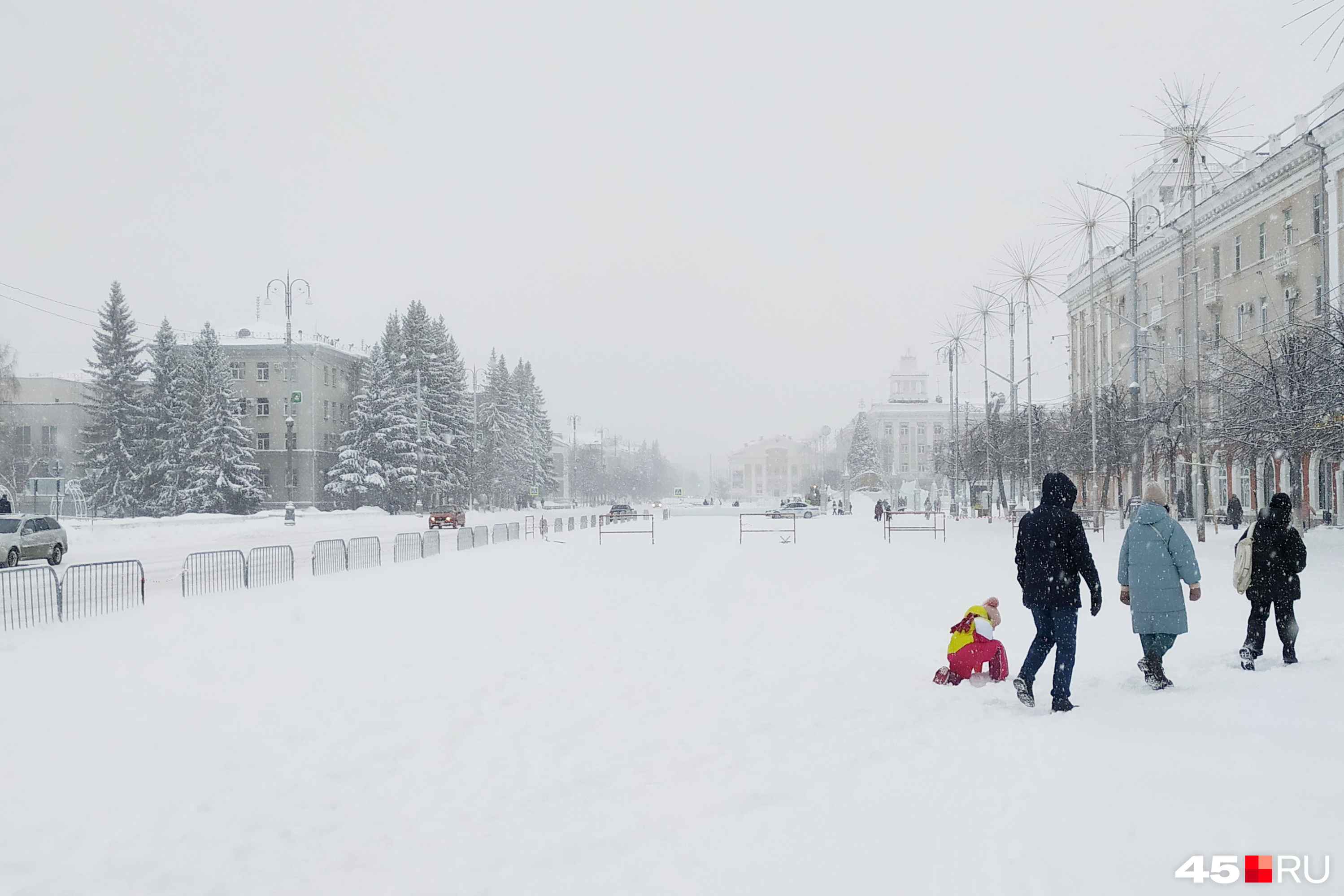 Зима в России. Снег в России. Снегопад в Кургане. Выходные зимой.