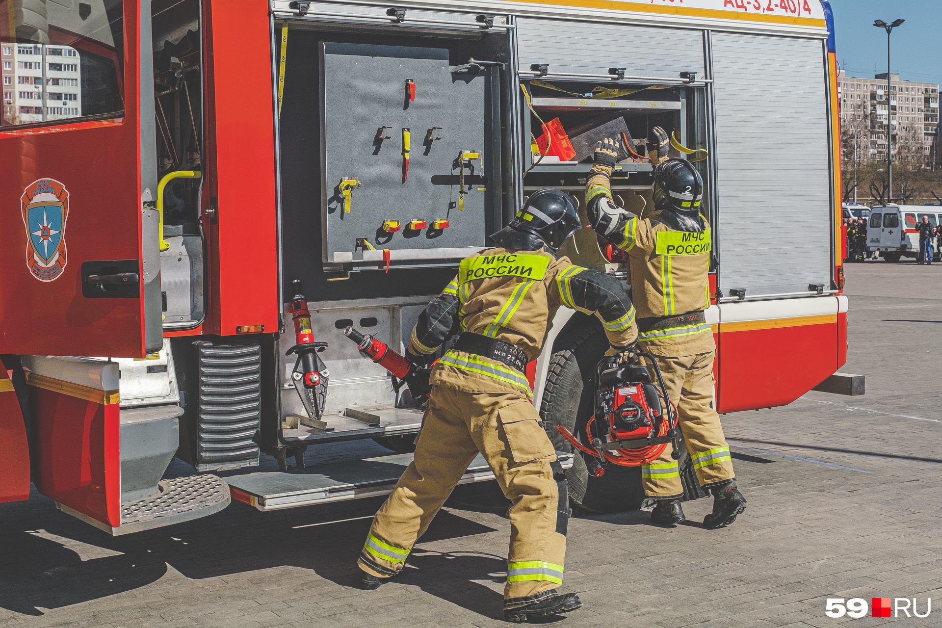 В пожарной машине — всё необходимое для устранения последствий ДТП и возможного возгорания