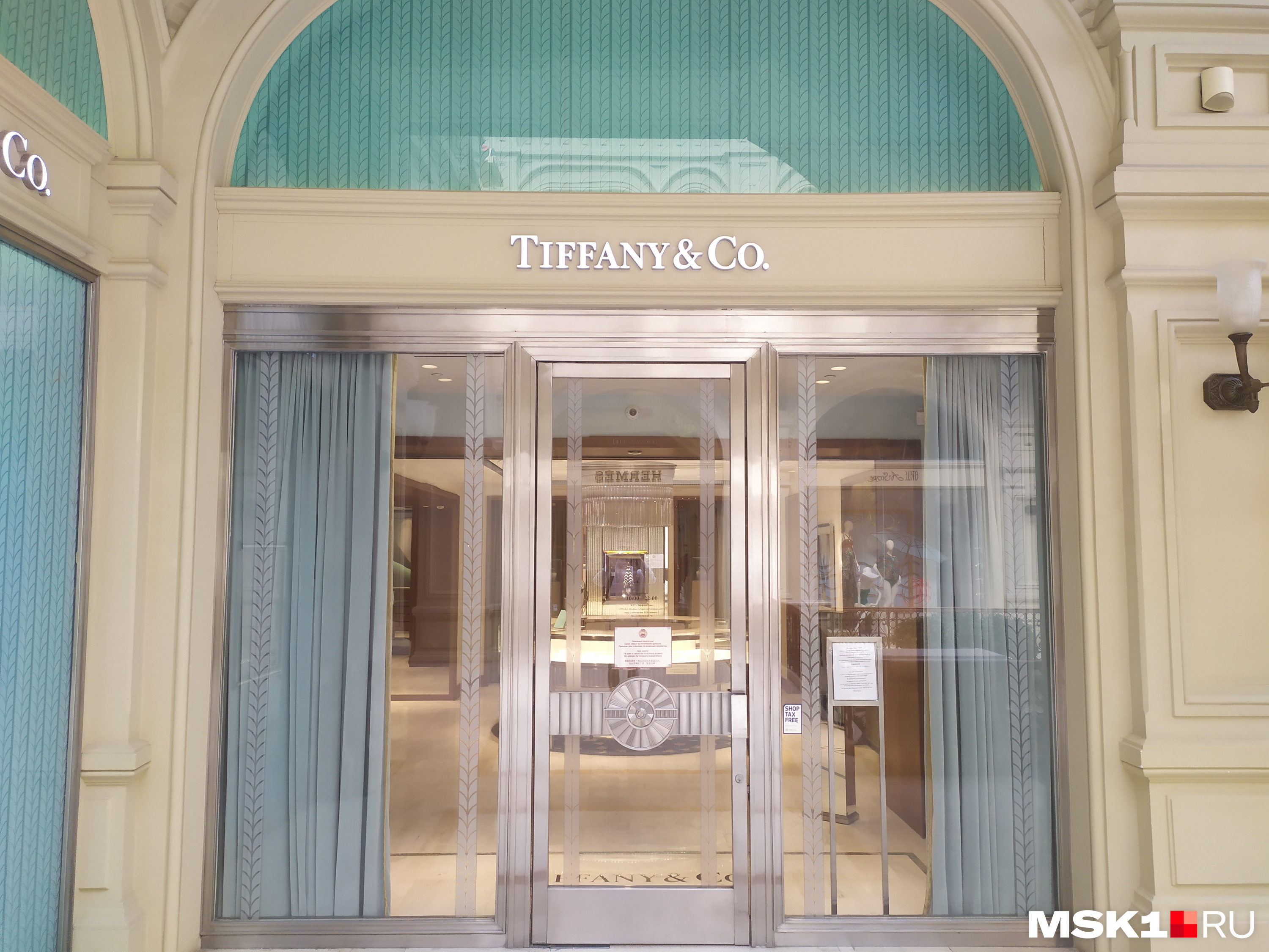 Сосед Hermes — Tiffany & Co — также закрыт