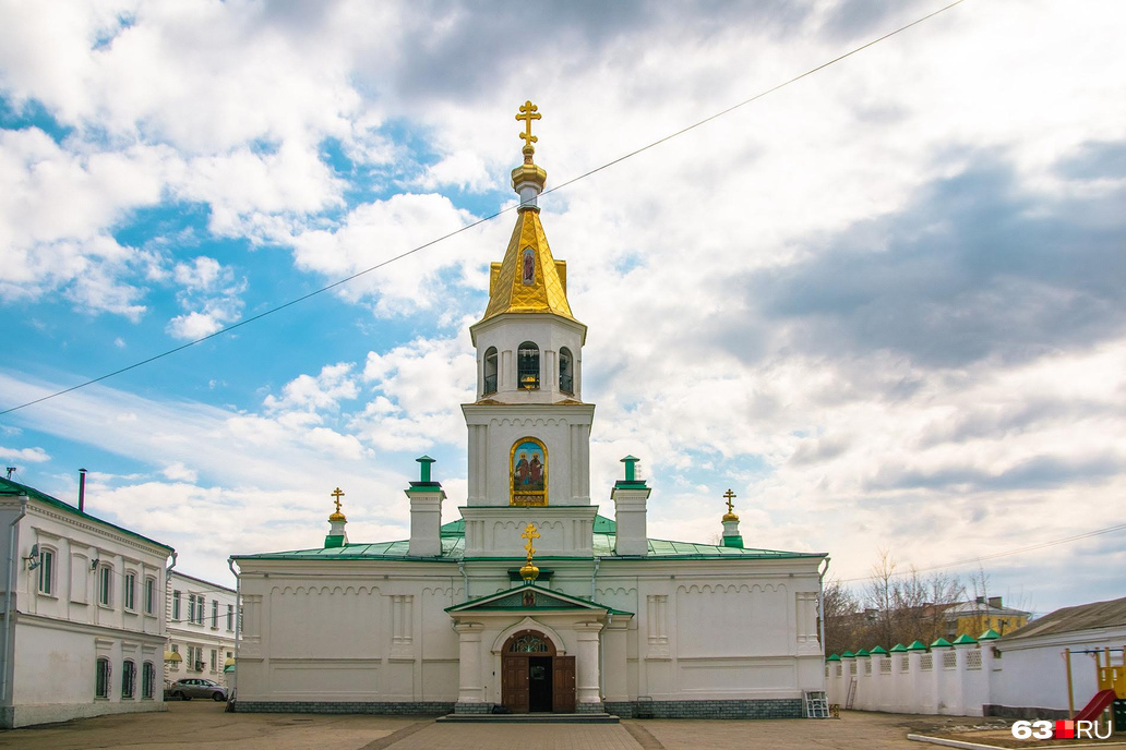 В 50-е годы в Куйбышеве было не так много храмов. Один из них, Петропавловский собор, находится в нескольких сотнях метрах от легендарного дома В 50-е годы в Куйбышеве было не так много храмов. Один из них, Петропавловский собор, находится в нескольких сотнях метрах от легендарного дома