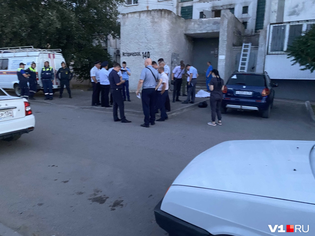 Женщина спрыгнула с детьми 16 этаж Волгоград