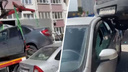 В Суворовском эвакуатор пробил два припаркованных автомобиля