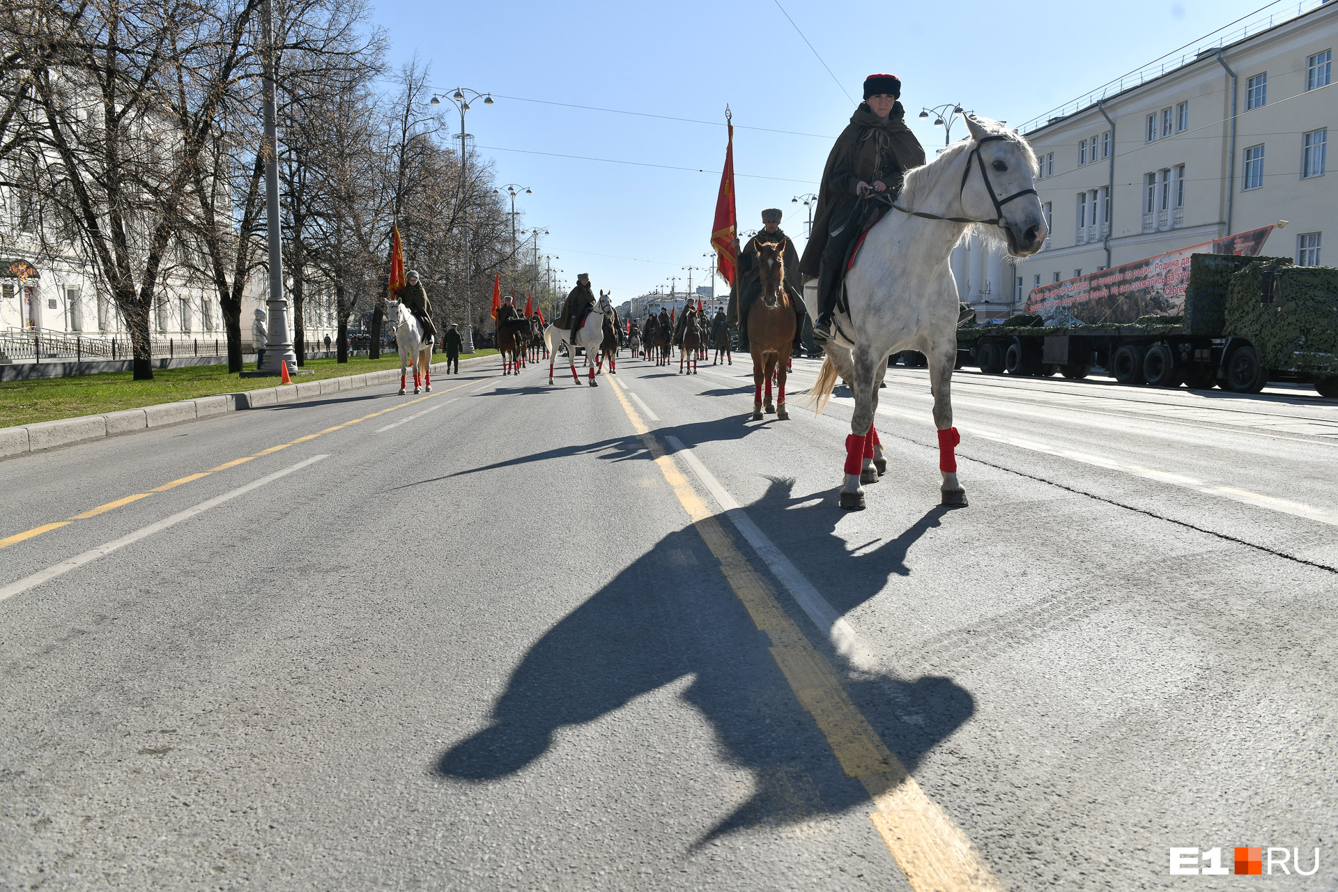 Всадники едут по площади в форме казачьих кавалерийских формирований времен Великой Отечественной войны Всадники едут по площади в форме казачьих кавалерийских формирований времен Великой Отечественной войны