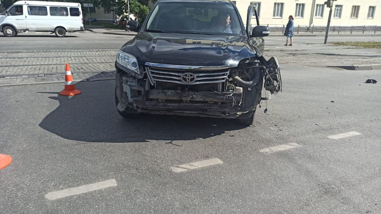 От удара у иномарки разбита передняя часть кузова От удара у иномарки разбита передняя часть кузова