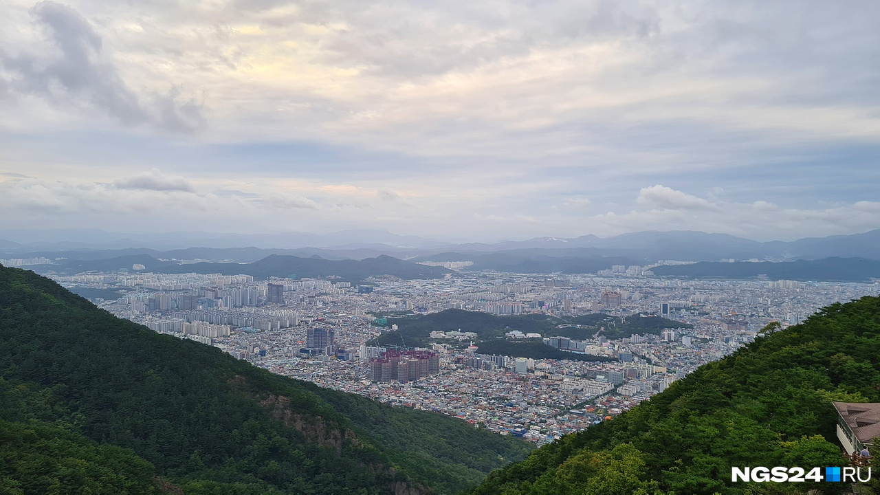 В Корее много гор, с которых открывается вид на города