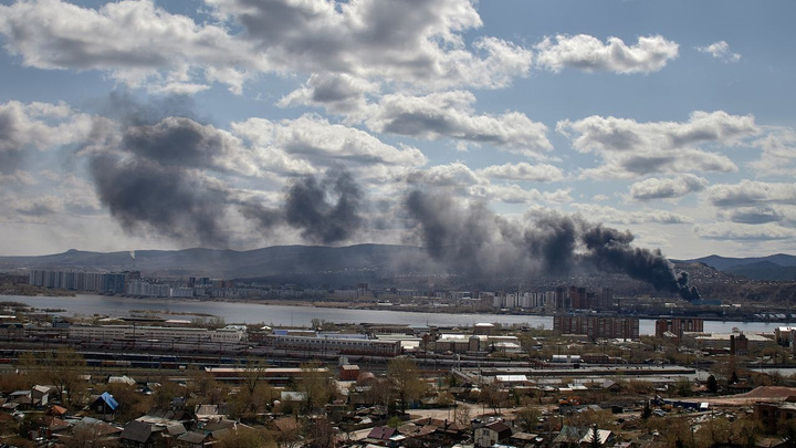 Возле бывшего завода медпрепаратов в Красноярске горел полиэтилен