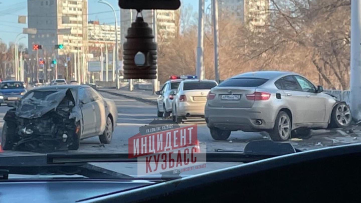 В серьезном ДТП в центре Кемерова пострадали два человека. В ГИБДД рассказали подробности аварии