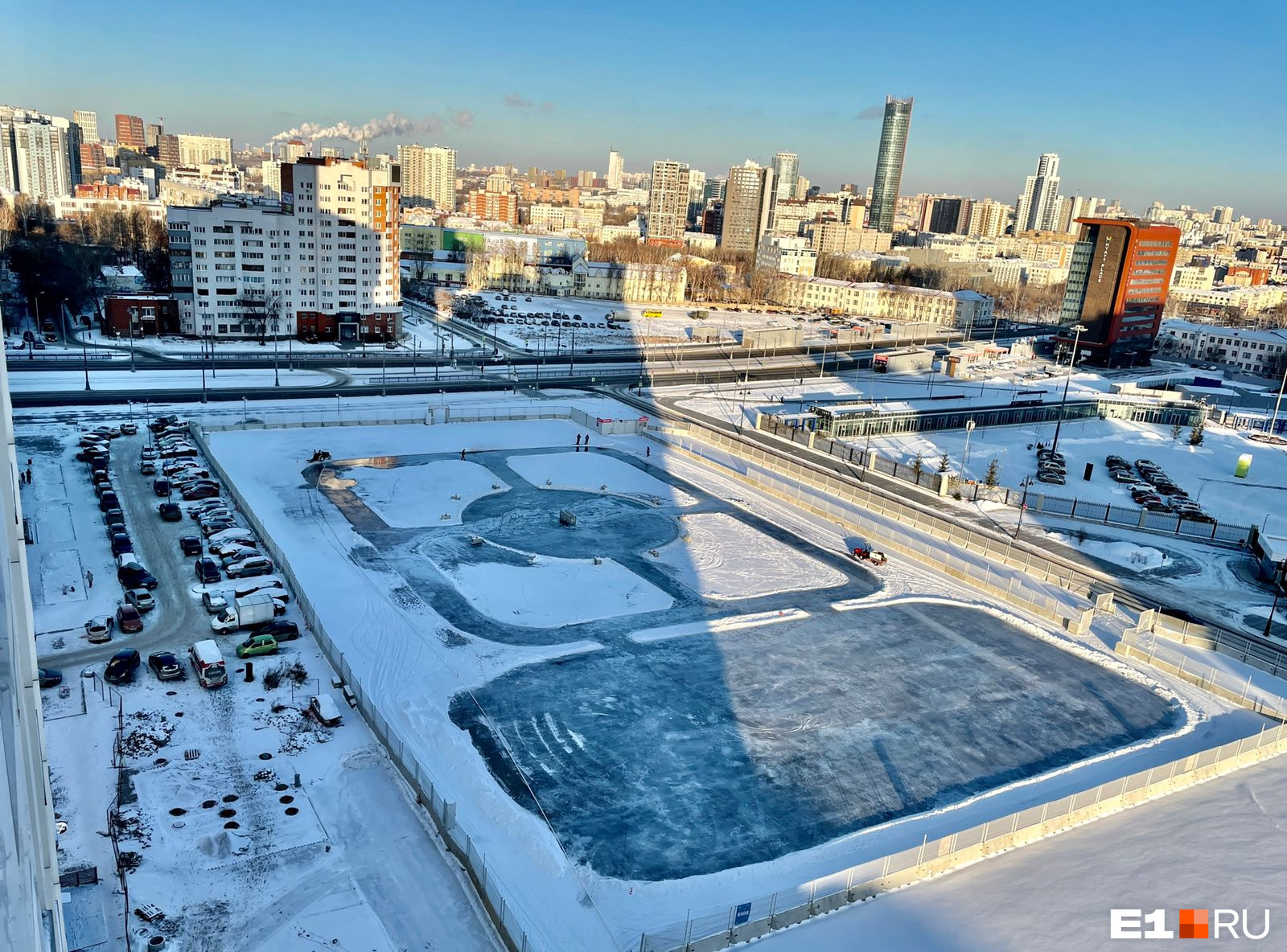 Папа зальет у дома каток