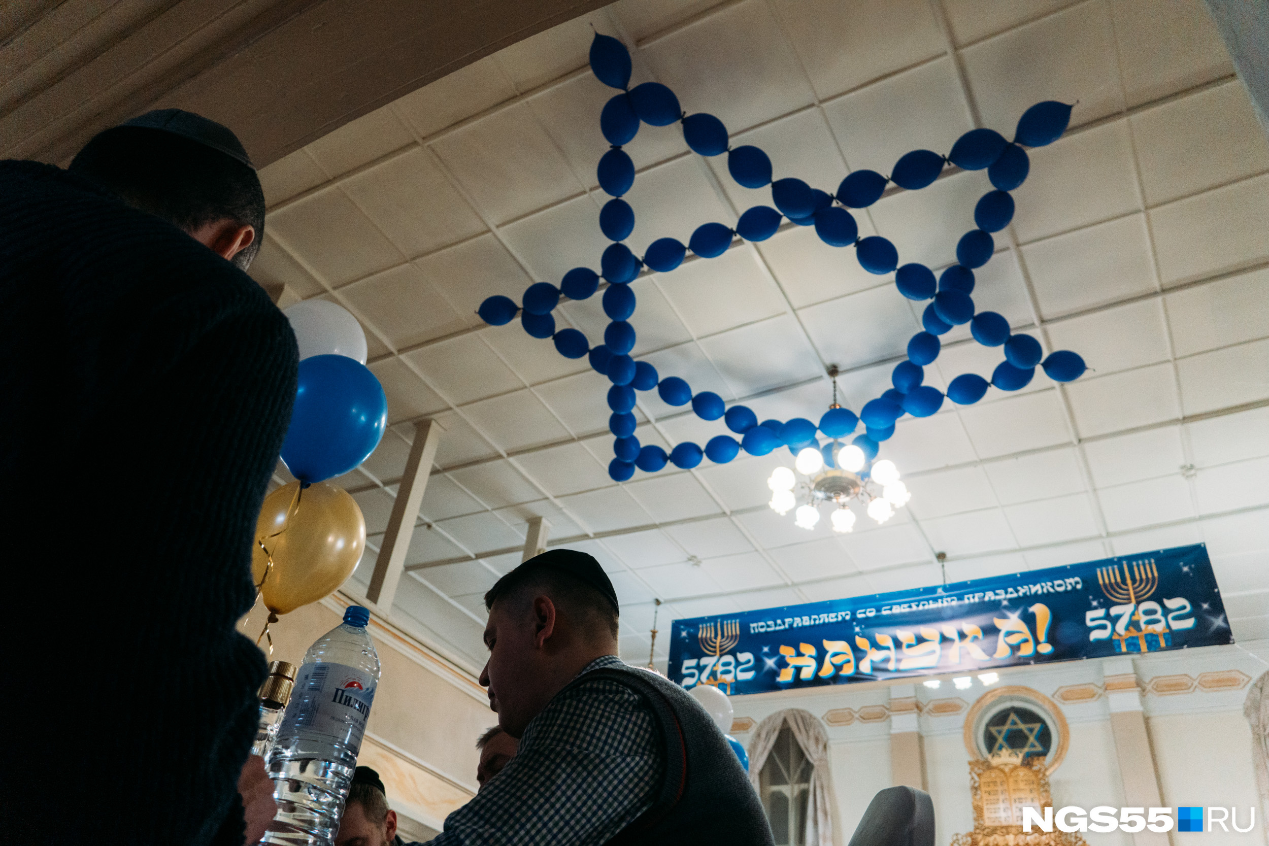 Синагога украшена звездами Давида, в том числе из воздушных шаров