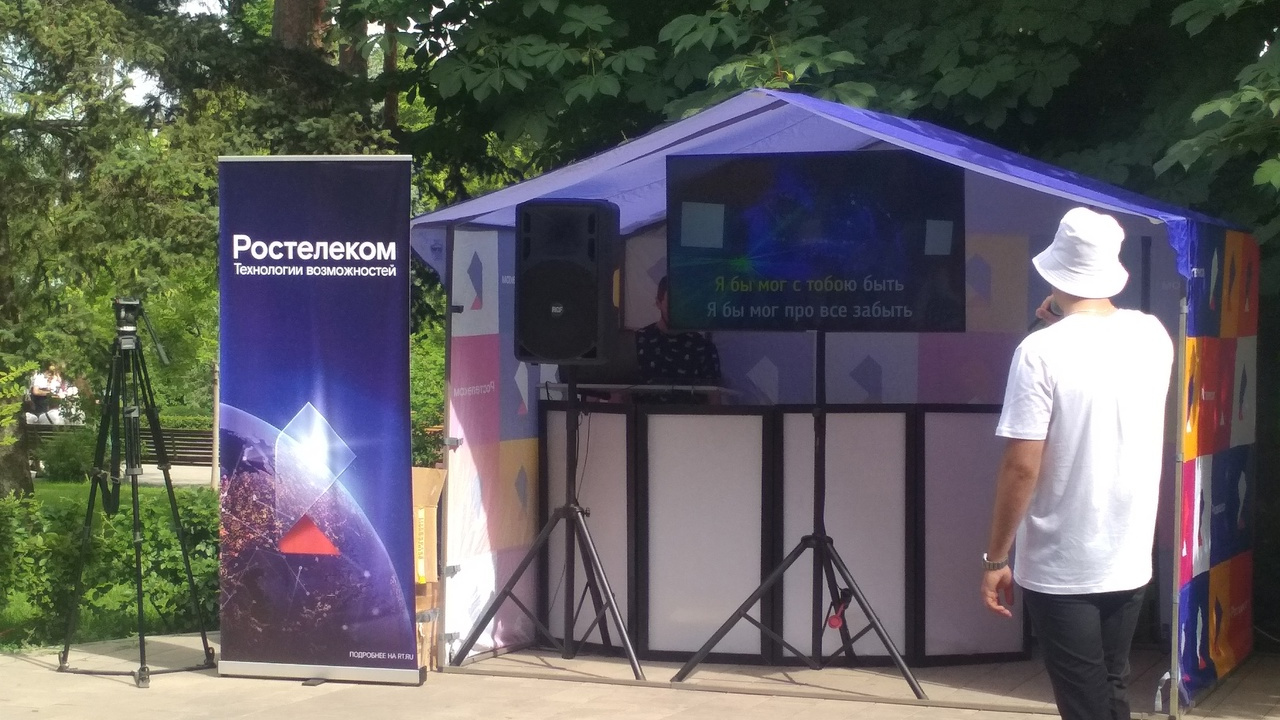 «Вы поете великолепно»: на молодежном фестивале в Волгограде устроили караоке-баттл