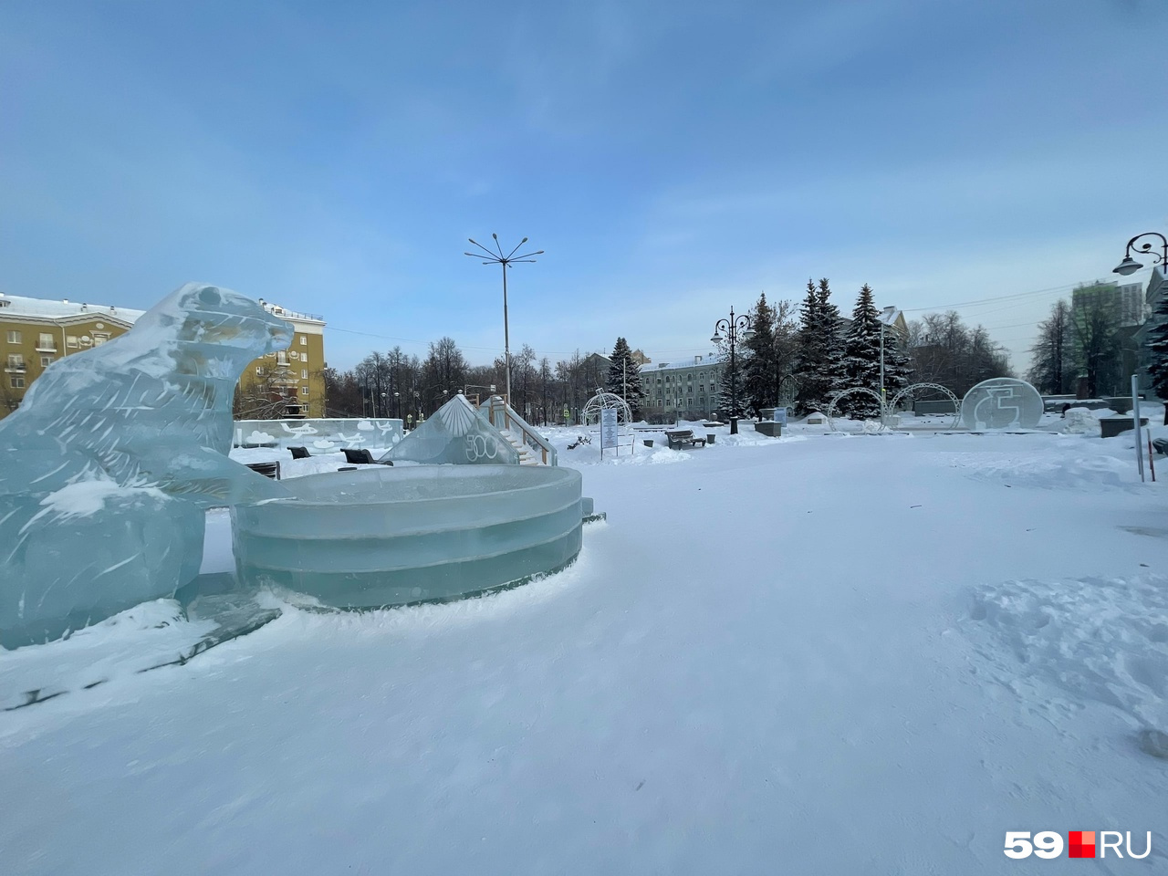 На улице только одинокий медведь изо льда На улице только одинокий медведь изо льда